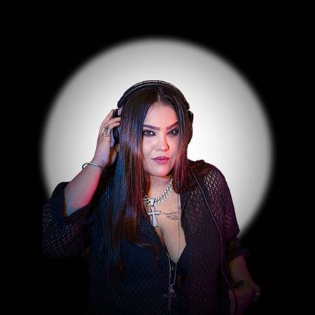 Dj Chaahat Is Skilled In Music Mixing, Playlist Creation, DJ Machine Handling & Mastering