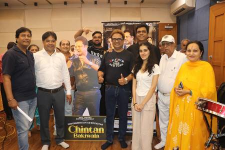 Maha नायक Maha गायक Kishore Sings For Amitabh : A Mega Musical Show Will Be Held In Mumbai On 4th Oct. Under The Direction Of International Live Show Organizer Anil Bohra