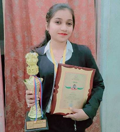 Anshika Tiwari – सत्य के पथ पर आगे बढ़ती एक प्रतिभाशाली युवती